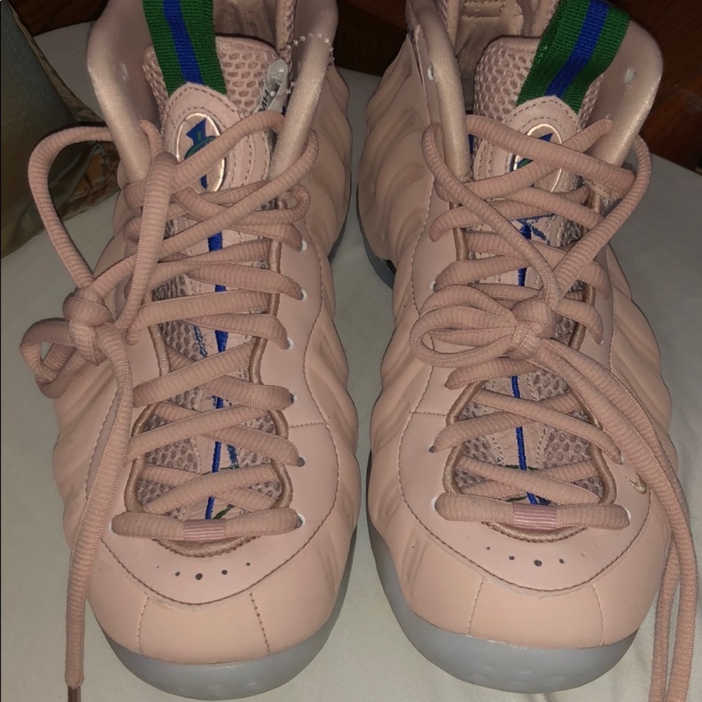 Nike air Foamposite Women Size 8.5! Cavs Nike